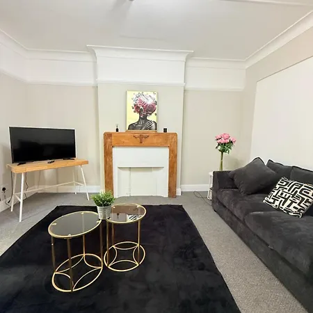 Large 5 Bedroom House Close To Station